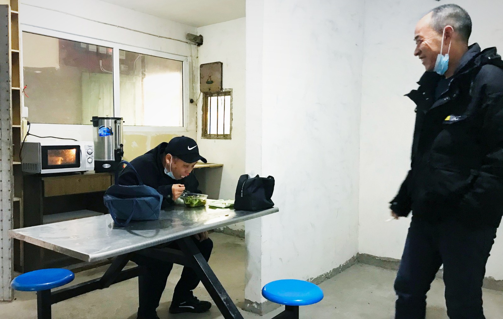 10月份，公司新租建駕駛員休息室之一，駕駛員在休息室內(nèi)愉悅休息與交談.jpg